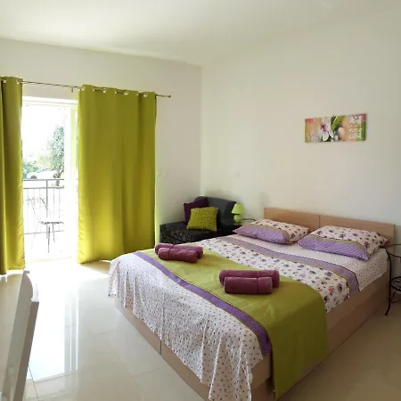 Mare And Terra Apartment *